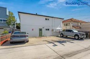 Walk to Beach & Bay, Stylish PB 2BR, Fireplace - Image 4