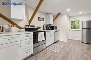 The Lily Pad Modern Cottage In The City - Image 3