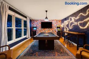 Stylish Oasis with Heated Saltwater Pool, Games, Fire Pits, Sleeps 12 - Image 2