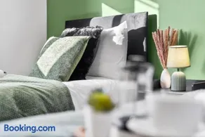 New 4 Bed House - Sleeps 6 - Parking - Wifi - 2 Bath - Image 4