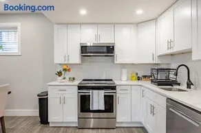 Cozy Family Friendly Suite Near Whyte, UofA, Kinsmen with Desks or Home-office and Full Kitchen - Image 1