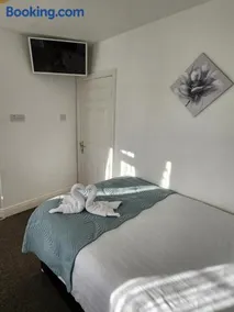 Cozy Room,Private Bathroom,Private Kitchynete - Image 3
