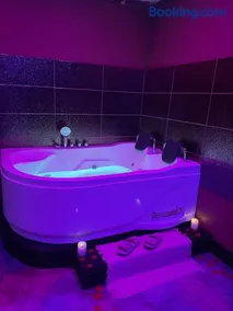 Suite mit Whirlpool, Sauna, Pole Dance und mehr - Image 2