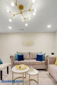 Chic home with king bed in Raleigh - Image 3