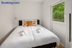 Private apartment w small garden, airco, kitchen - Image 1
