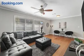 Atlanta Family Retreat Stylish 4BR Sleeps 8 - Image 1