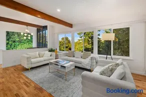 Moder charmer 4 BR 3 BA 12 Miles to Seattle, 3 miles to Airport near the mall - Image 2
