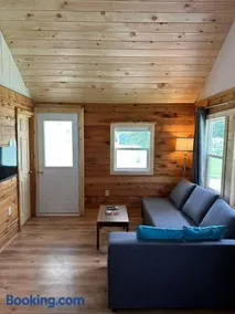 Sea breeze Retreat-Family-Friendly 3BR Waterfront Cottage with Private Deck - Image 4