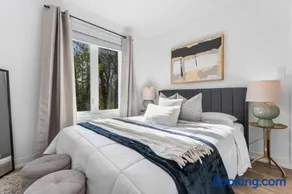 New 2-Bedroom Suite Sleeps 5 7 Minutes to the Falls & Free Parking - Image 3