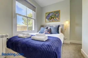 The Nook - A modern 2 bedroom loft with parking - Image 3
