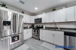 Spacious 4BR Miami Townhome with Communal Pool - Image 1