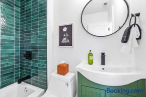 Inner Harbor Home w Private Parking Sleeps 8 - Image 2