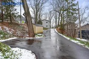 Well appointed Lakefront home - Image 3