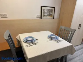 Studio Flat - Image 5