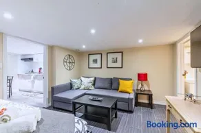 St Clair Hotel - Cozy Basement Suite with Parking - Image 1