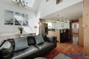The Old Coach House, Luxury Harbourside Apartment - Image 1