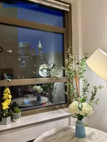 MIDTOWN PARK AVE SPACIOUS CHARMING GEM CHRYSLER VIEW CORNER STUDIO APt - Image 1