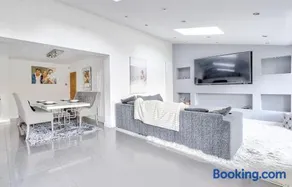 Luxury Stay In Heart Of Nunthorpe by GR Estates - Image 5