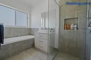 Large 6 Bedroom Home - Image 3