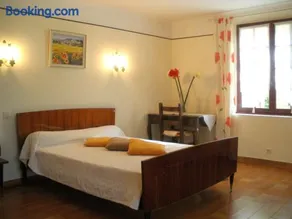 Spacious villa on two levels - Image 3