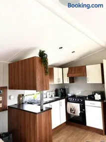 Peaceful 8-Berth Caravan Retreat Pet Friendly - Malvern View Holiday Park - Image 2