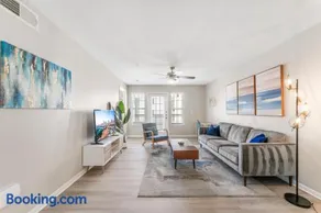 Spacious 2BR King Suites w Pool, Gym, Laundry - Close to Downtown - Image 1