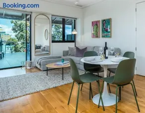 Stunning Viaduct Apartment w Harbour views, Spa Pool and FREE Parking - Image 1