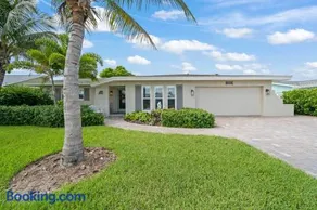 Waterfront Oasis with Private Heated Pool & Dock - Image 2