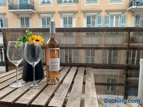 Bright Studio with Private Balcony in Nice Port - Image 1