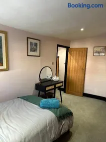 2BDR Cottage By Guest Nest Management In Horsham With Free Parking - Image 3