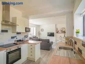 Stunning modern apartment in the Cotswolds sleeps six - Image 2