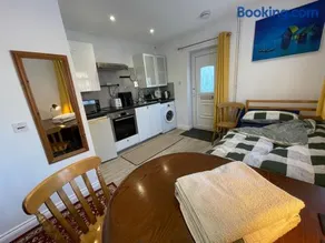 Twin beds en suite - Image 2