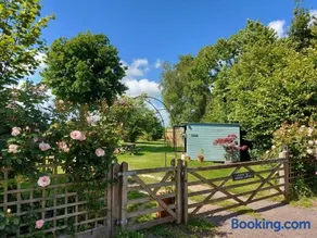 Hopgarden Glamping and camping - Luxury furnished Bell tents & Shepherd huts plus camp field to pitch your own tents - Image 5