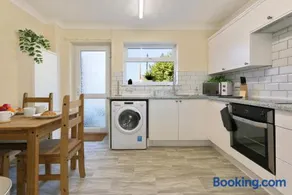 Leconfield Close - Comfy house and free parking - Image 3
