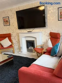 Batley Central 3BR Stay Ideal for Families & Contractors - Image 2