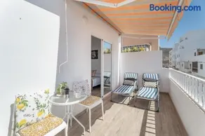 Céntrico Ático con Terraza Privada - Image 1