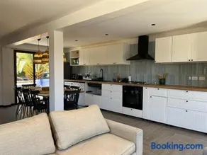 Casa en Laguna de Zapallar a pasos de la playa, recién remodelada - Image 1