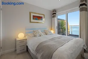 Avocet 4, Luxury Apartment with Pool and Parking - Image 4