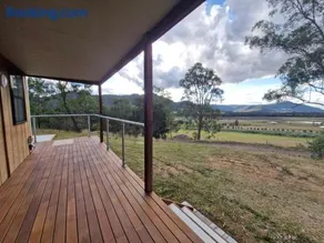 Cosy Quiet Retreat and Stunning Valley Views - Image 4