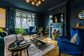 Superb 4 Bed Home in The Windsor Tapestries by Casa by Grace - Sleeps 7-9, Private Hot Tub Hire, Free Parking, Dog Friendly, Legoland, Windsor Castle - Image 2