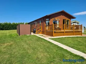 Mildreds Lodge with Hot Tub - Image 2