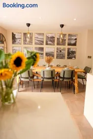 Beautiful 4-Bed Home - Gated Parking with EV Charging - Garden - Image 3