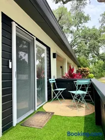 Tropical Luxe Villa-Near Airport, Minutes to Lido key beach, Downtown and Dining - Image 3
