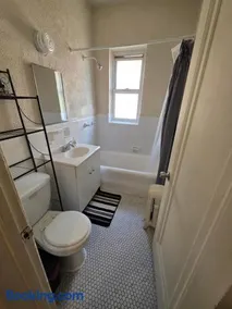 Habitación Privada y sencilla con TV de 55 pulgadas cerca de NY - Image 2
