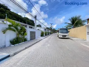 Apto Térreo com 2 quartos (ambos com ar split), sendo 1 suíte, internet privativa 300MBPS, no Residencial Vila Regina, condominio com piscina e área gourmet bem próximo a praia de Taperapuã - Image 3
