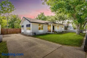 NEW Howdy House, Walk to TSU, Gameroom & Yard - Image 2
