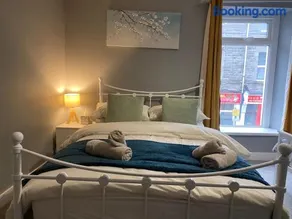 Cosy 2 Bed Flat 1 in Bridgend - Image 3