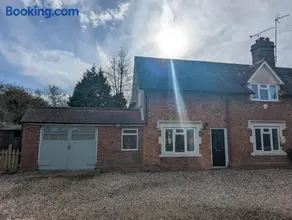 Wheelbarrow Cottage - Image 2