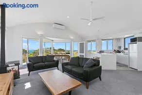 THE SHOREHOUSE - Ocean Views - 50m from Beach - Image 2
