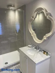 Luxury Cottage, Two Ensuite Bathrooms, Close to Quay, Quite Location - Image 3